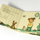 "Das ist Fritzi. Fritzi ist schüchtern..." Illustration eines Kinderzimmers mit Fritzi, Kuscheltieren und Spielsachen.