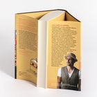 Auf gelbem Hintergrund sind ein Autorentext über Volker Klüpfel, Infos zum Buch und ein Bild eines Mannes mit Hut.