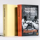 Ein Buch mit dem Titel "Malacarne" von Beatrice Salvioni. Das Cover zeigt zwei sitzende Mädchen.