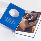 „So viele Bücher, von denen ich vorher nie geahnt hätte, wie sehr ich sie brauche.“ Blaues Buch mit Illustration.