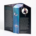 Texte beschreiben die Handlung eines Fantasy-Romans. Ein Schmetterlingsmotiv und ein Bild mit einer lesenden Frau sind sichtbar.