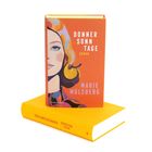 „DONNER SONNTAGE ROMAN MARIE MOLSBERG“. Ein Buch mit einem farbigen Porträt einer Frau auf dem Cover.