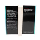 Links: Dialog über ein nicht vorhandenes Muttermal am Hals. Rechts: „Nicola Sanders“ ist Autorin von Psychothrillern. Buchrücken eines geöffneten Buches.