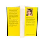 Linke Seite: Ein spannender Textauszug über eine unheimliche Szene im Wald.

Rechte Seite: Biografie von Jessica R. Patch, Bestsellerautorin. Bild: Frau mit langen Haaren. Cover in Gelbtönen.