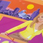 Ein illustriertes Plakat zeigt eine lächelnde Frau, eine Taube und eine stilisierte Stadt im Hintergrund mit Sonnenuntergang.