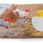 Wer hat das Ei gelegt? MAMA HUHN oder MAMA MAUS? Ein Küken schlüpft. Hühner und Mäuse schauen zu.