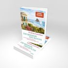 „DIE MISSION DES KOCHS“ von Andrea Camilleri ist ein Taschenbuch. Küste mit Segelboot auf dem Cover.