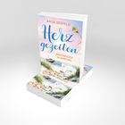 „Herzgezeiten: Küstenglück in Greetsiel“ von Anja Seefeld. Buchcover mit Boot, Dünen und Drachen.