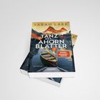 Text: "SARAH LARK", "TANZ DER AHORNBLÄTTER", "SPIEGEL Bestseller-Autorin". Cover: Boot auf See, Bergkulisse.