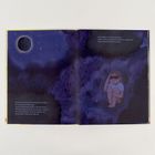 Text: „Lena wagte nicht, sich zu bewegen... Wo seid ihr?“ Illustration: Kind sitzt nachts im Wald, Mond und Sterne sichtbar.