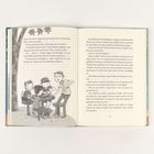 Seite 71 eines Buches. Illustration: Vier Personen, drei sitzen an einem Tisch im Freien, eine steht; ein Hund ist dabei.