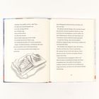 Links: "Okidoki. Das größte zuerst," sagt Paps. Illustration: Ein Schuhkarton auf einem Buch mit Geschenkpapier. Rechts: Zum Mittagessen kommen Oma und Opa.