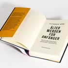 Titel: "Älter werden für Anfänger" von Alexander Kühn. Innenklappe: Text über das Thema Altern. Buch aufgeschlagen.