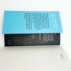 Er spielt die Rolle deines Lebens, er spielt sie gut... Text auf blauem Hintergrund, daneben eine geöffnete Buchseite.