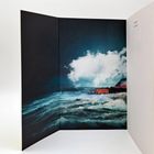 Links oben: "Luc Bondy Das Gedächtnis". Rechts eine dramatische Meereslandschaft mit Wellen und Wolken.