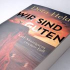 Titel: "WIR SIND die GUTEN" von Dora Heldt, Untertitel: "Karl Sönnigsens zweiter Fall". Cover zeigt Küste bei Sonnenuntergang.
