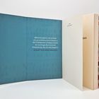 Zitat: „Beeindruckend, wie Jo Failer...“, blaues Buchcover, Buchseiten blättern auf.