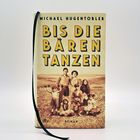 „Bis die Bären tanzen“, Roman von Michael Hugentobler. Darunter ein altes Foto von Menschen auf einem Feld.