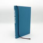 Ein blaues Buch mit der Aufschrift „MUTIG SEIN!” auf dem Buchrücken. Ein rotes Lesezeichen hängt heraus.