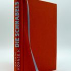 Ein orangefarbenes Buch mit dem Titel "DIE SCHNABELS" von Katrin Hörnlein. Ein blaues Leseband ist sichtbar.