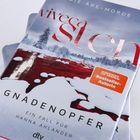 "Viveca Sten. Gnadenopfer. Ein Fall für Hanna Ahlander. SPIEGEL Bestseller-Autorin." Schneebedeckte Landschaft mit rotem Fluss.