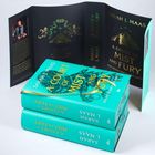 „A Court of Mist and Fury“ von Sarah J. Maas, türkisfarbene Bücher mit goldener Schrift, fantasievolles Coverdesign.