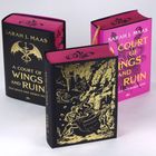 Zwei Bücher von Sarah J. Maas, "A Court of Wings and Ruin", in Schwarz und Pink mit goldener Verzierung und Motiven.