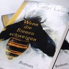 Buchtitel: "Wenn die Bienen schweigen" von Caryl Lewis. Auf dem Cover eine große Biene, gelb-schwarz gemustert.