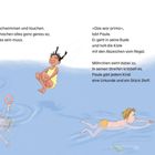 Kinder schwimmen im Wasser. Ein Kind springt. Ein weiteres Kind taucht mit einem Ring. Am Rand sind zwei Fische.
