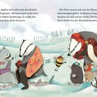 Biene Agatha leitet Tiere zur Suche an. Dächsin bleibt bei Waschbärmutter. Illustration: Tiere in Winterlandschaft.