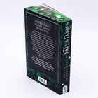 Der Text beginnt mit "Das Schicksal findet immer seinen Weg". Auf der Seite steht "Fate & Furies". Grünes, gemustertes Buch.