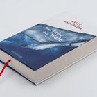 Ein Buch mit dem Titel "Das Jahr der Wale" von Kelly Anderson. Auf dem Cover ist eine Walabbildung. Ein rotes Leseband ist sichtbar.