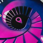 „SPIEGEL Bestseller-Autorin“ steht in einem roten Kasten. Eine spiralförmige Treppe in Lila und Blau, im Zentrum ein Pin-Symbol.