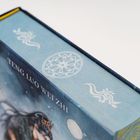 "TENG LUO WEI ZHI" auf blauem Hintergrund, dekorative Muster und ein kreisförmiges Symbol. Vintage-Stil.