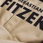 Der Text "Sebastian Fitzek" steht in schwarzer Schrift auf einem beigefarbenen Stoff, möglicherweise ein Buchumschlag.