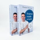 Zwei Bücher von Florian Hörning: "finance made simple", "Keine Angst vor dem eigenen Geld". Mann zeigt auf Titel.