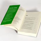 Grüner Text: "Mit den Finger in die Wunde". Buch mit offenen Seiten, Inhaltsverzeichnis sichtbar.