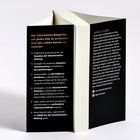 Ein Buchrücken beschreibt Gewohnheitsbildung mit praktischen Tipps und Strategien. Text über James Clear folgt.