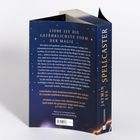 "Liebe ist die gefährlichste Form der Magie." Dunkelblaues Buchcover mit goldener Schrift und kleinen Sternenmotiven.