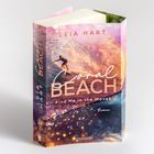 Text: "LEIA HART, Coral BEACH, Find Me in the Waves, Roman, GOLDMANN." Ein Surfer reitet auf einer großen glitzernden Welle.