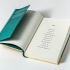 Inhalt: Nebel im Kopf 9, Der Kaiser 16, Kamtschatka 21, Seitenzahlen fortlaufend. Geöffnetes Buch mit grünem Einband.