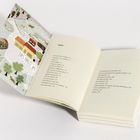 Eine Karte mit "DAS HAUS IM" und "Inhalt" mit Kapiteln und Seitenzahlen. Der Buchumschlag zeigt eine bunte Illustration.