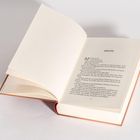 Das Wort "PROLOG" steht oben auf einer geöffneten Buchseite mit Text. Das Buch liegt auf einer hellen Fläche.