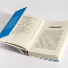 In einem Buch steht "Triggerwarnung". Es umfasst eine Inhaltsangabe mit Kapiteln, zusammen mit einem blauen Einband.