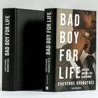 Der Text "BAD BOY FOR LIFE" steht groß auf einem Buchumschlag, darüber das Thema "Aufstieg und Fall des Sean Combs".