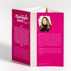 "Midlife Reset: Finde zurück zu dir." Ein Buchrücken mit pinkfarbenem Hintergrundtext über Identitätsfindung.