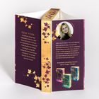 Text beschreibt New York und die Autorin Ann-Kathrin Falkenberg. Enthält ein Foto und Bücher. Lila und goldene Blätter.