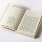 Links Text über Verlagsrechte. Rechts Kapitelüberschrift "1. Der Hund" mit Buchtext. Seiten in einem offenen Buch.