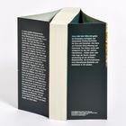 Ein umfangreiches Buch mit zwei Textblöcken auf dem Rücken. Es beschreibt einen Krimi im Wald und Autoreninfos.