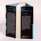 Ein aufgeklapptes Buch, Text über einen älteren Mann namens Bo, und über die Autorin Lisa Ridzén. Im Hintergrund blaue Wolken.